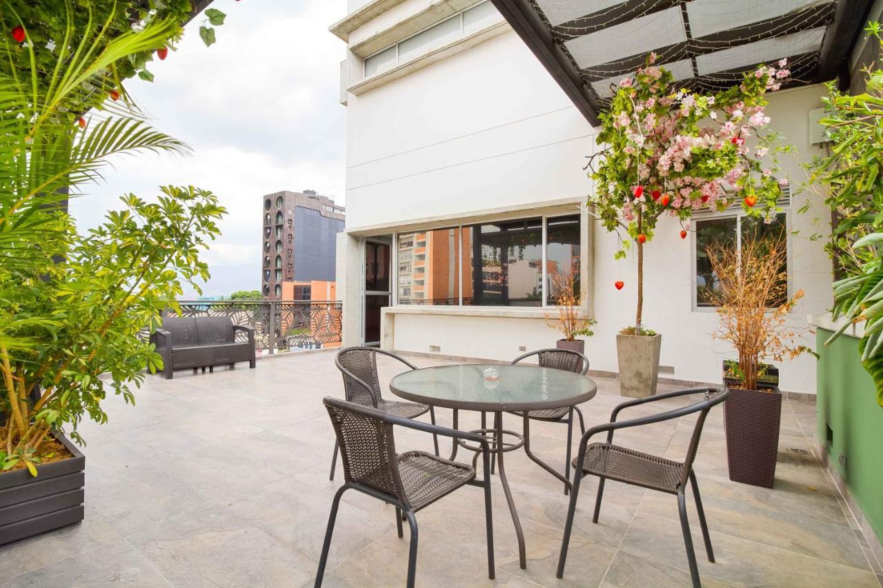 Camelot Apartahotel Medellin Exterior photo